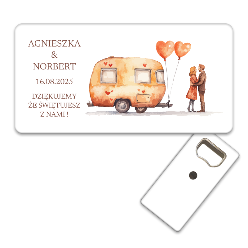 Stylowy personalizowany otwieracz do butelek dla pamiątki ślubne, zdobiony krajobrazem karawany i sercami, idealny na wyjątkowe okazje.