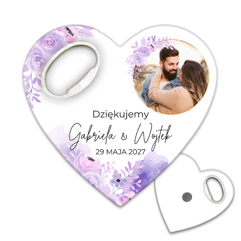 Personalizowany otwieracz do butelek dla gości weselnych, z białym tłem, jasnofioletowymi kwiatami i złotą ramką, idealny na wyjątkowe okazje.