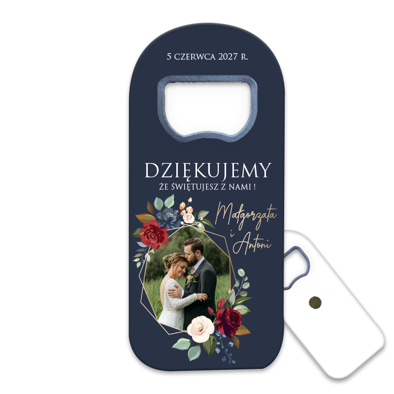 Personalizowany otwieracz do butelek ozdobiony złotą ramką z różami na granatowym tle dla prezenty ślubne.