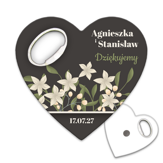 Prezenty otwieracz do butelek dla gości weselnych z czarnym tłem, białymi kwiatami i liśćmi, idealny jako prezent ślubny.