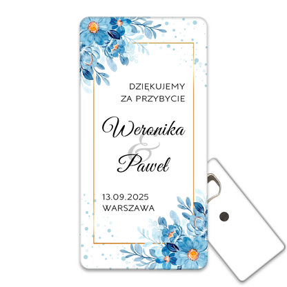 Personalizowany otwieracz do butelek magnesy na ślub z jasnoniebieskimi, wiosennymi kwiatami w odcieniach błękitu.