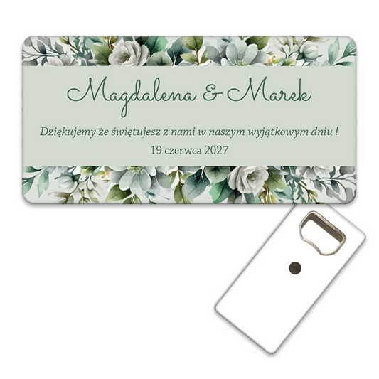 Personalizowany otwieracz do butelek magnesy na ślub dla gości weselnych z matowymi i blaknącymi odcieniami zieleni oraz dekoracyjnymi kwiatami i liśćmi.
