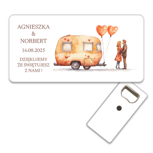 Stylowy personalizowany otwieracz do butelek dla pamiątki ślubne, zdobiony krajobrazem karawany i sercami, idealny na wyjątkowe okazje.
