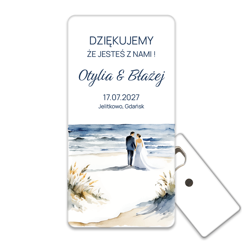Otwieracz do butelek z magnesem z urokliwą parą młodą na plaży – idealne podziękowania dla gości weselnych.