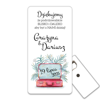 Podziękowania magnes na wesele : Personalizowany otwieracz do butelek dla gości weselnych z eleganckim motywem walizki, idealny na wesele, które celebruje podróże i przygody.