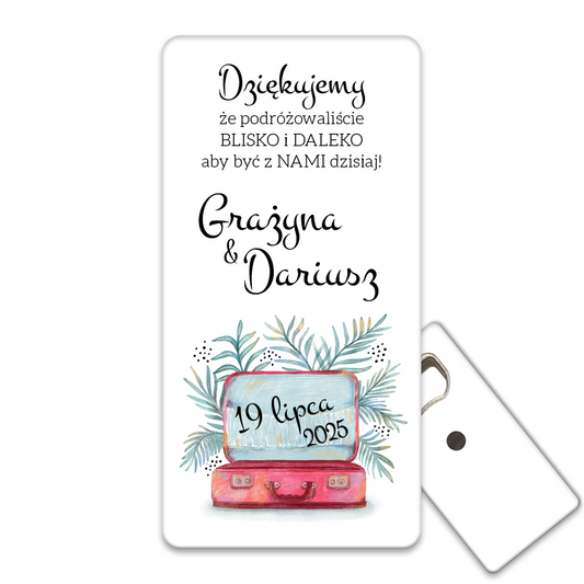 Podziękowania magnes na wesele : Personalizowany otwieracz do butelek dla gości weselnych z eleganckim motywem walizki, idealny na wesele, które celebruje podróże i przygody.