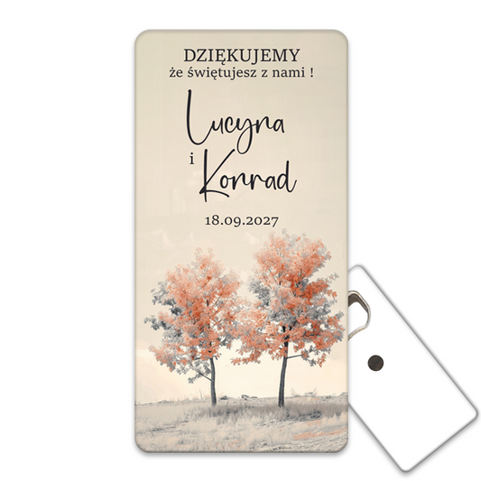 Personalizowany otwieracz do butelek dla gości weselnych z unikalnym wzorem "Para Drzewami Na Wzgórzu", idealny podziękowanie dla gości weselnych.