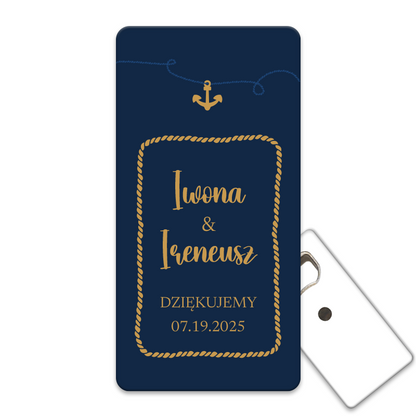 Personalizowany otwieracz do butelek dla gości weselnych z modnym morskim motywem, linką i kotwicą na granatowym tle.