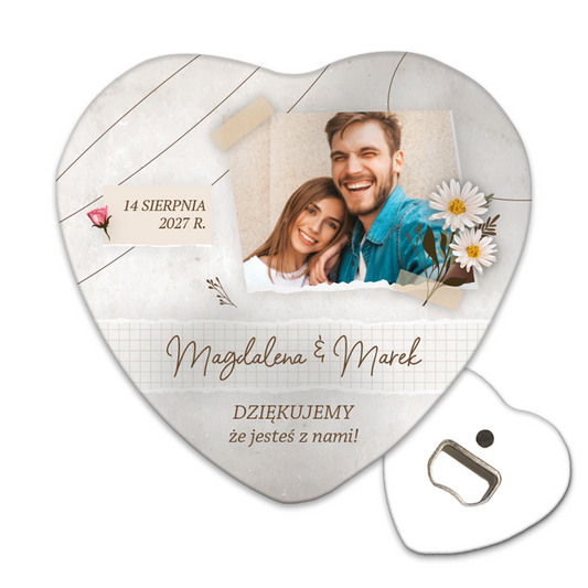 Personalizowany otwieracz do butelek dla prezenty gości weselnych z miniaturowymi elementami i ramką na zdjęcia, idealny na każdą okazję.