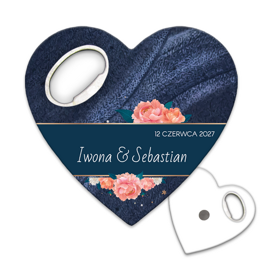 Personalizowany otwieracz do butelek dla gości weselnych z niebieskim tłem i różowymi różami. Idealny upominek na każde wesele, łączący elegancję z funkcjonalnością.