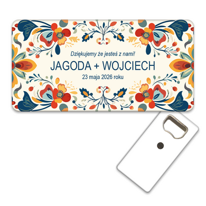 Personalizowany otwieracz do piwa z folklorystycznym wzorem w dominujących odcieniach granatu i czerwieni, idealny dla gości weselnych.