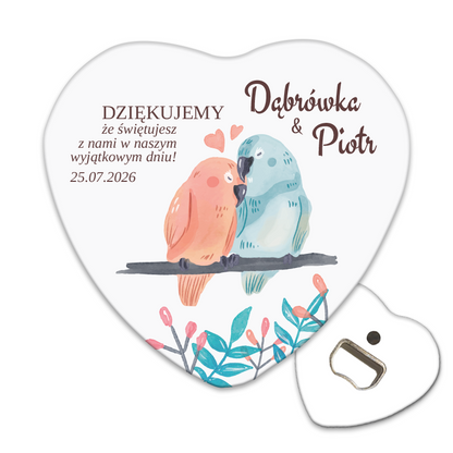 Otwieracz do butelek z magnesem z grafiką zakochanej pary papug, doskonały na podziękowania dla gości weselnych.