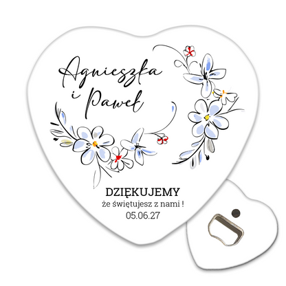 Personalizowany otwieracz do piwa dla prezenty ślubne z minimalistycznym kwiatowym motywem na białym tle