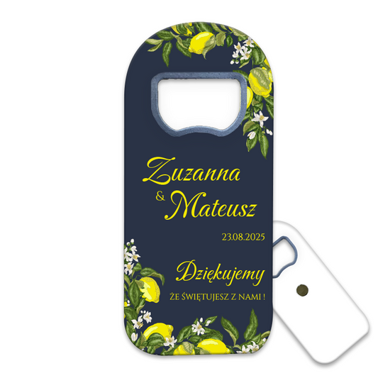 Ślubne prezenty dla gości: Personalizowany otwieracz do butelek dla gości weselnych z niebieskim tłem, zielonymi liśćmi, żółtymi cytrynami i kwiatami cytrynowymi, idealny na przyjęcia i wesela.