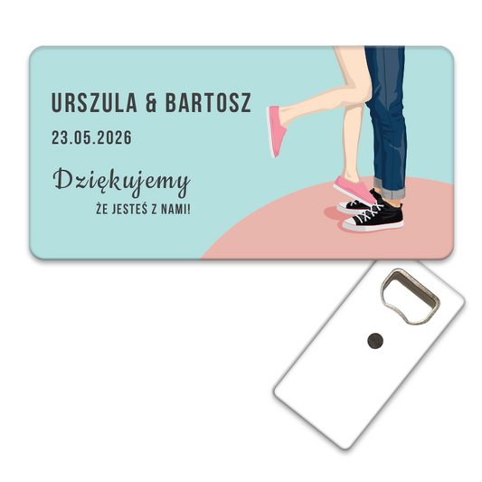 Ślubne prezenty dla gości: Personalizowany otwieracz do butelek dla gości weselnych z motywem Młoda Kobieta w Objęciach Mężczyzny.